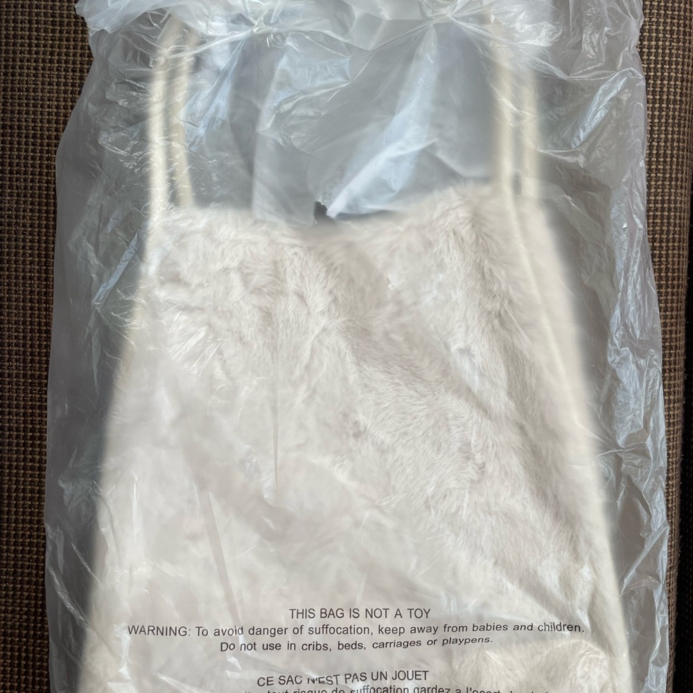 NWT Victoria's Secret Ivory Cream Luxe Fuzzy Soft Faux Fur Tote Travel Bag 2025 - Picture 7 of 9